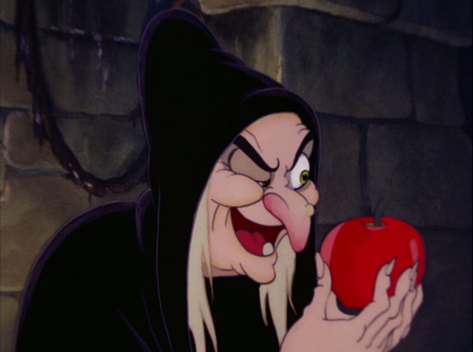 la strega porge la sua mela avvelenata in una scena del film d animazione biancaneve e i sette nani 1937 142656 jpg 1100x0 crop q85